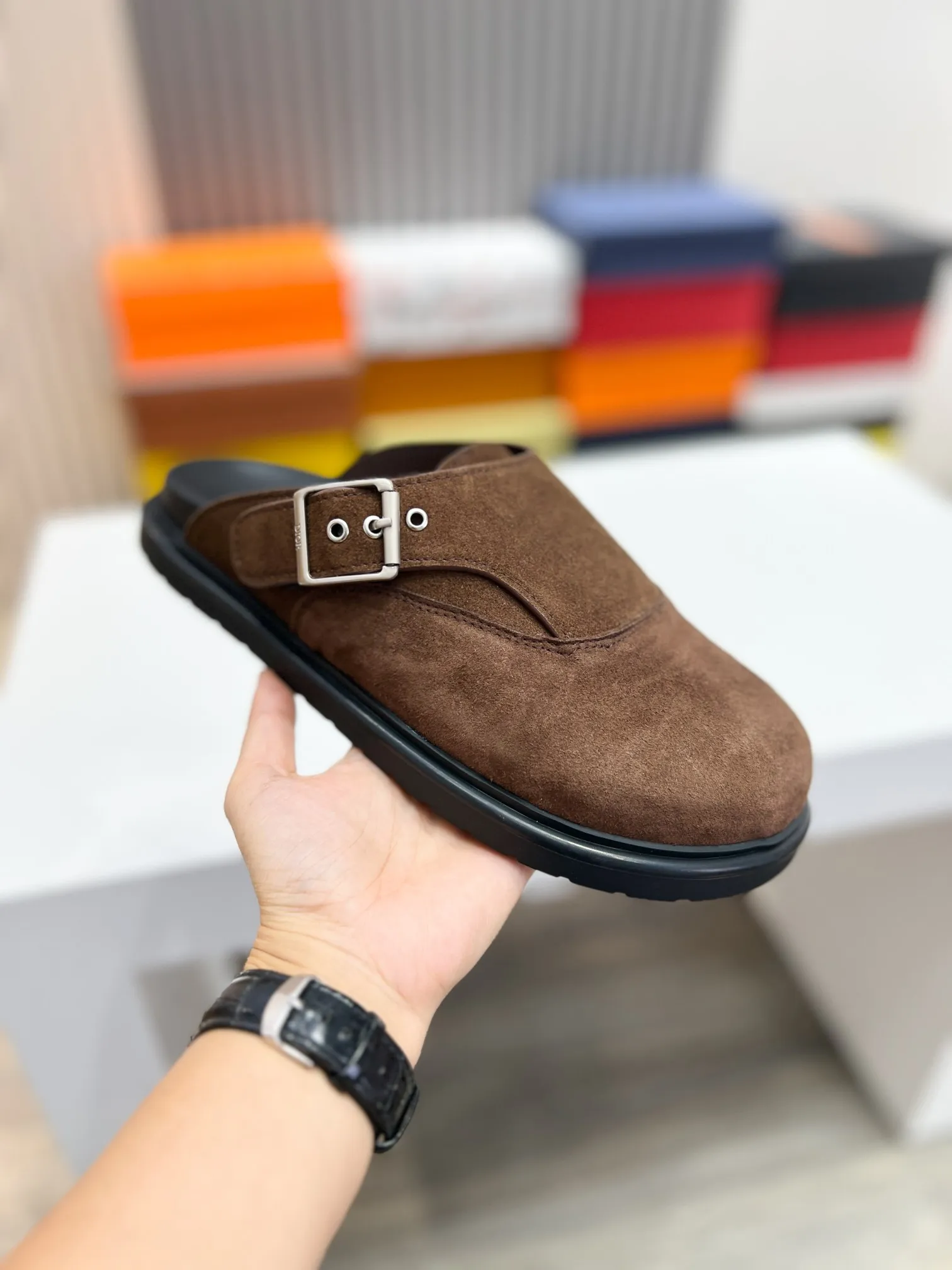 P380 [DIOR] Size 39-44 (38.45 custom-made) 2025ss Dior’s latest men’s slippers are a must-have. Dior Alias ​​Men's Genuine Leather Slippers This summer new Alias ​​sandal embodies a casual and elegant style. Carefully crafted from grained cow leather and Oblique printed fabric, with cowhide lining! Cross-strap design with metal-clad brass CD Diamond logo. The imported cowhide leather and rubber sole adds sophistication and comfort, while Oblique print-effect anti-slip panels add style. No. 012